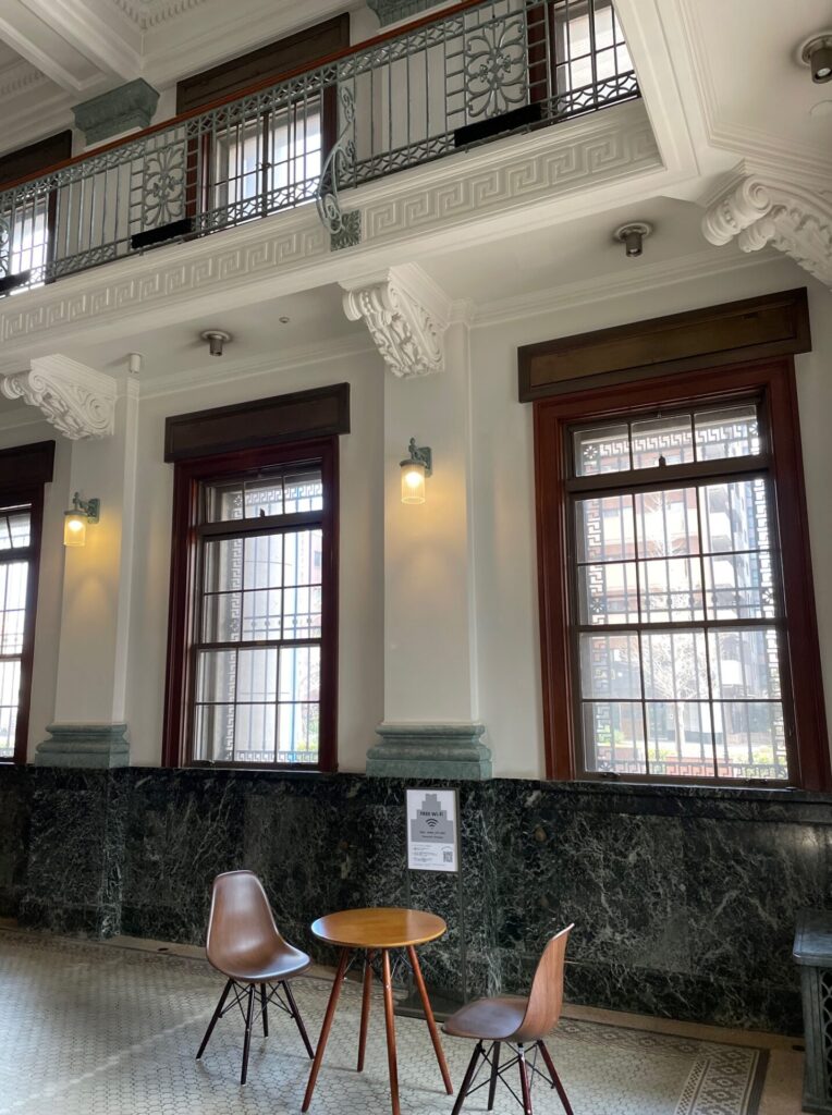 </p><p>旧川崎銀行千葉支店、千葉市内に残る数少ない戦前の建物だそうです</p><p>建物全体は新しい建物で包み込むように設計されているので、中に入るとその歴史を垣間見れます</p><p>こういう古い建物を保管するっていいですよね</div>
									</div>

										
																	</div>

					<div class=